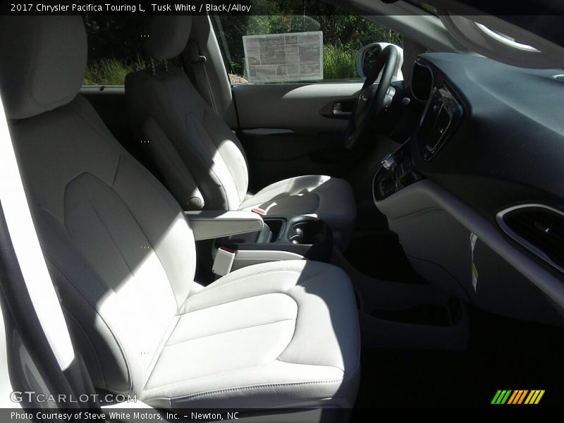 Tusk White / Black/Alloy 2017 Chrysler Pacifica Touring L