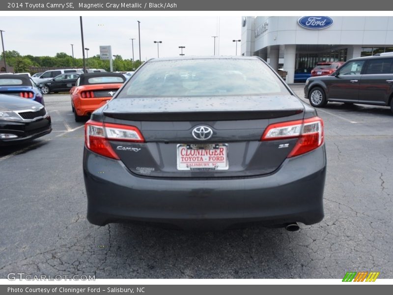 Magnetic Gray Metallic / Black/Ash 2014 Toyota Camry SE