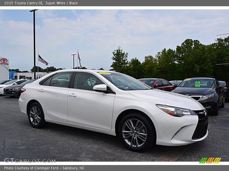 Super White / Black 2015 Toyota Camry SE