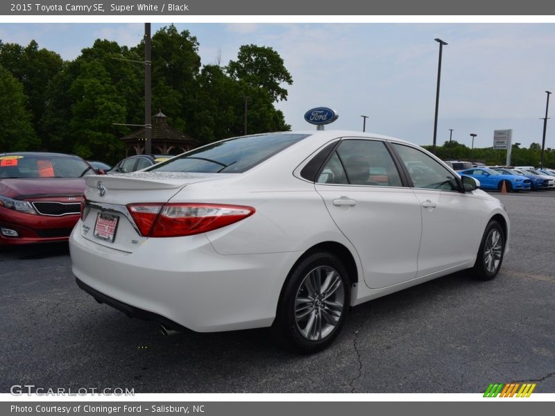 Super White / Black 2015 Toyota Camry SE