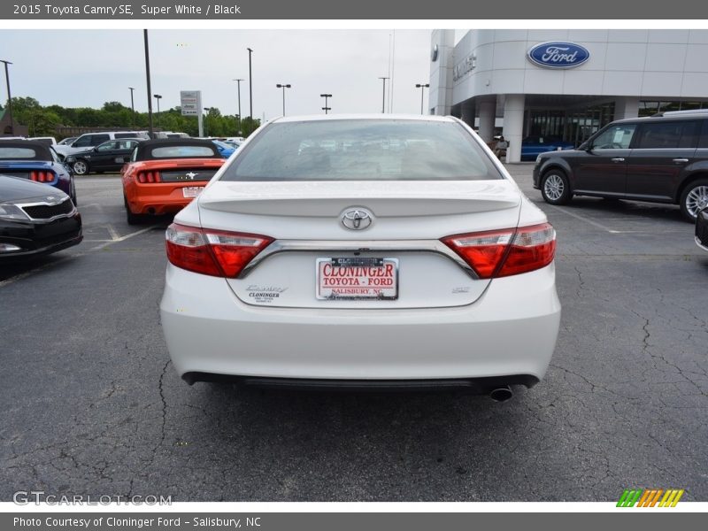 Super White / Black 2015 Toyota Camry SE