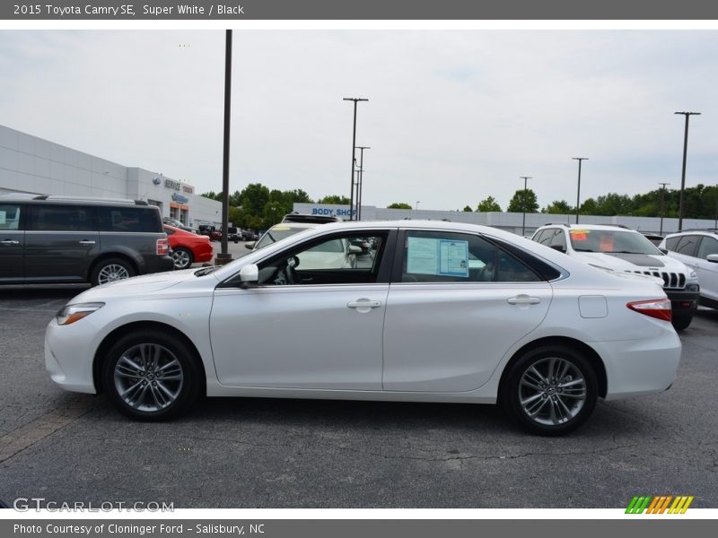 Super White / Black 2015 Toyota Camry SE