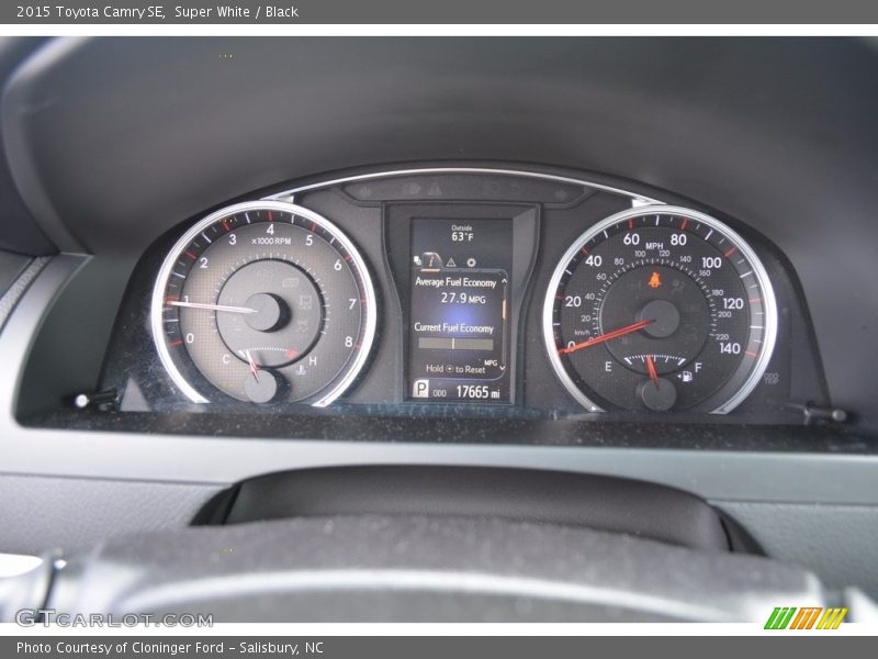 Super White / Black 2015 Toyota Camry SE