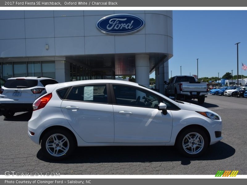 Oxford White / Charcoal Black 2017 Ford Fiesta SE Hatchback