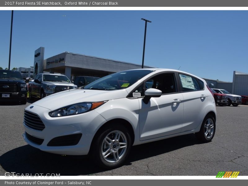 Oxford White / Charcoal Black 2017 Ford Fiesta SE Hatchback