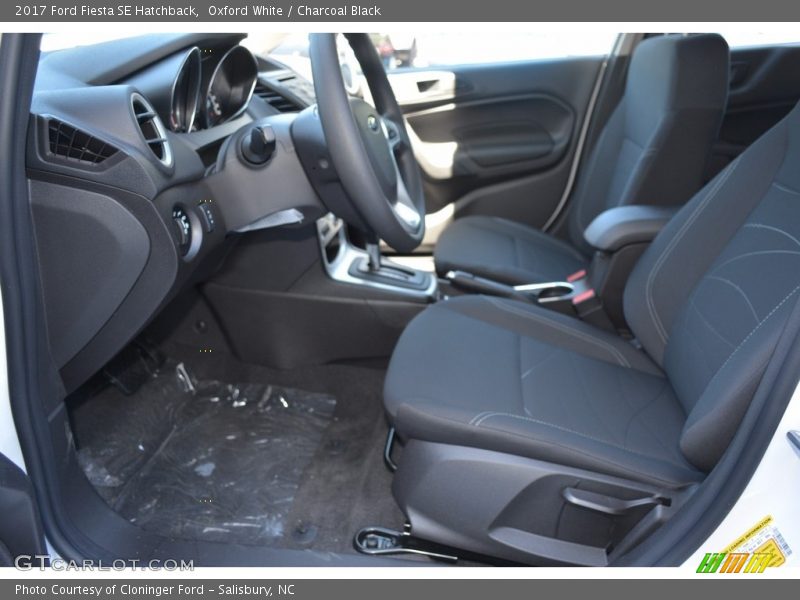 Oxford White / Charcoal Black 2017 Ford Fiesta SE Hatchback