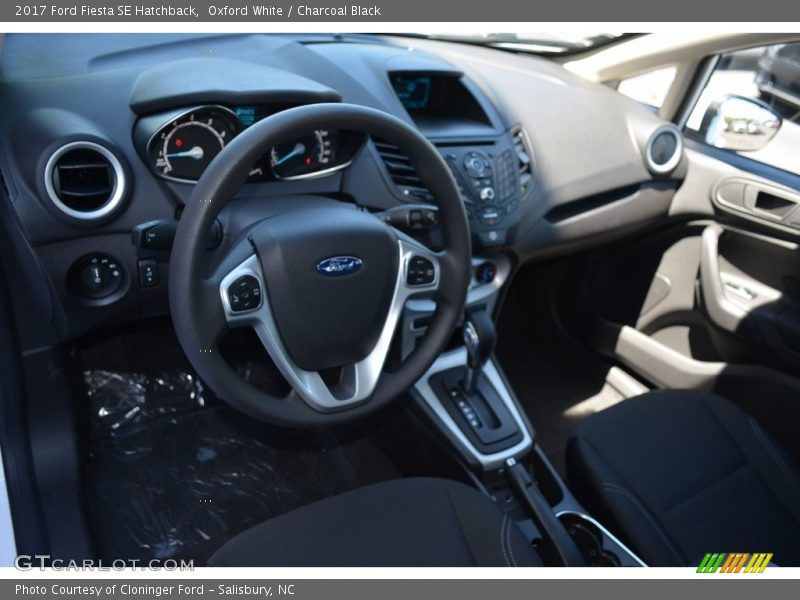 Oxford White / Charcoal Black 2017 Ford Fiesta SE Hatchback