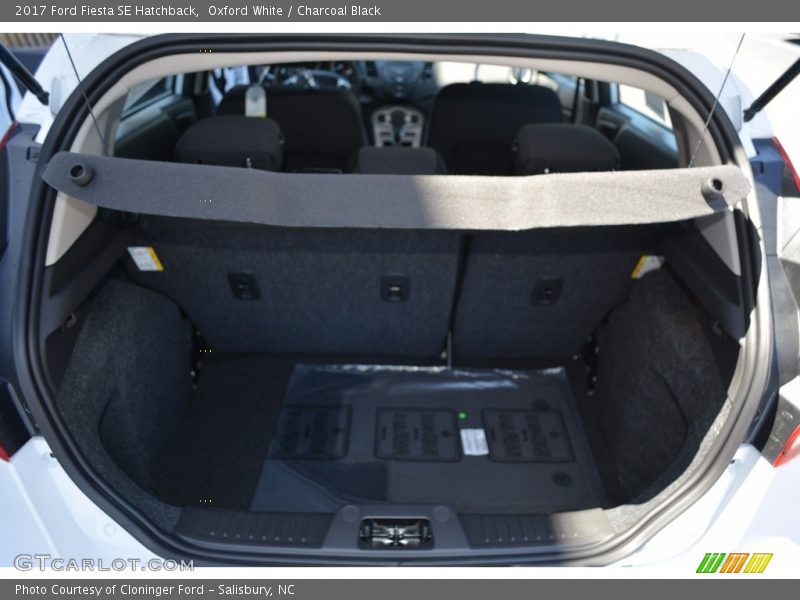 Oxford White / Charcoal Black 2017 Ford Fiesta SE Hatchback