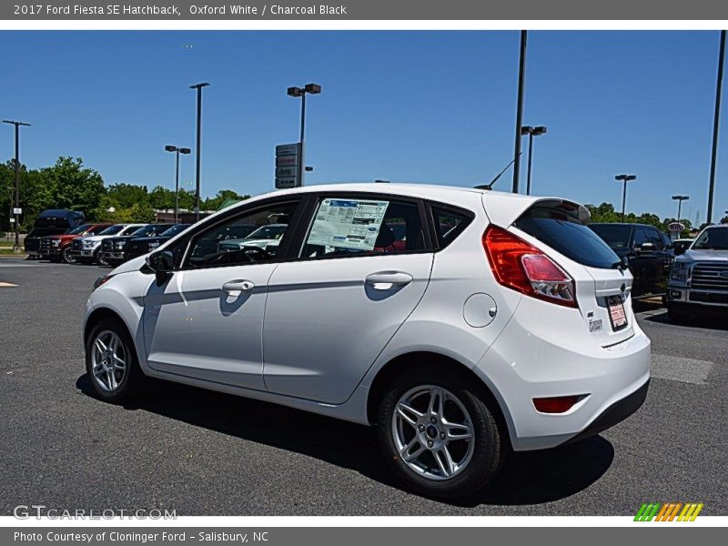 Oxford White / Charcoal Black 2017 Ford Fiesta SE Hatchback
