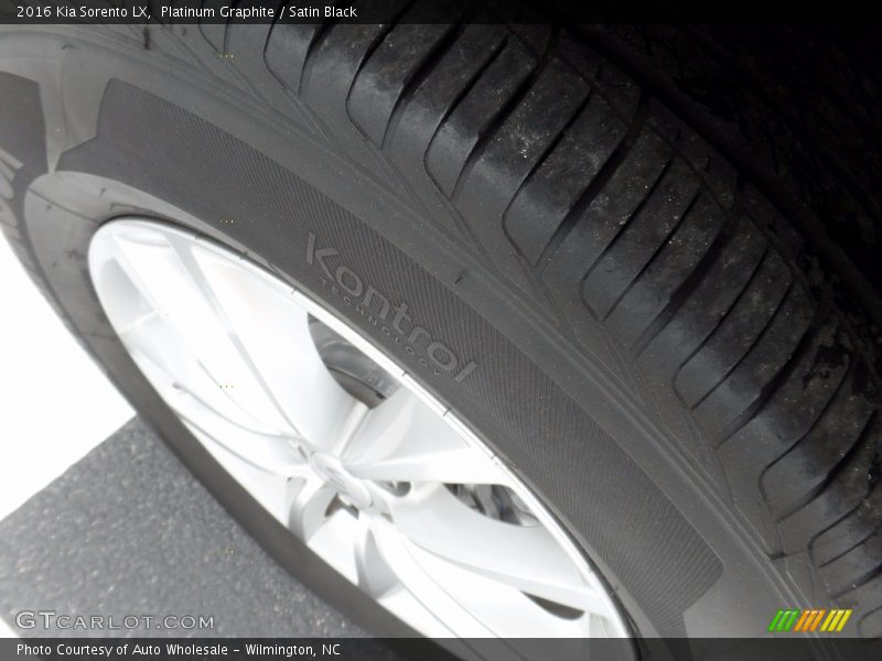 Platinum Graphite / Satin Black 2016 Kia Sorento LX