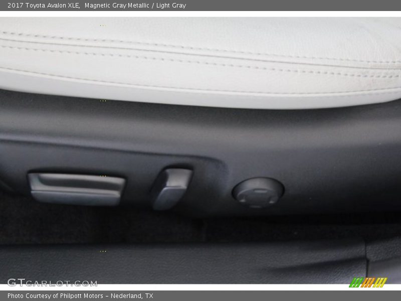 Magnetic Gray Metallic / Light Gray 2017 Toyota Avalon XLE