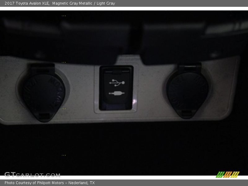 Magnetic Gray Metallic / Light Gray 2017 Toyota Avalon XLE
