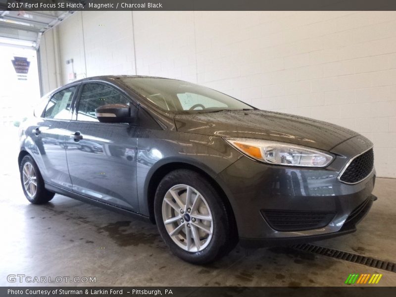 Magnetic / Charcoal Black 2017 Ford Focus SE Hatch