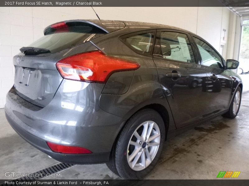 Magnetic / Charcoal Black 2017 Ford Focus SE Hatch