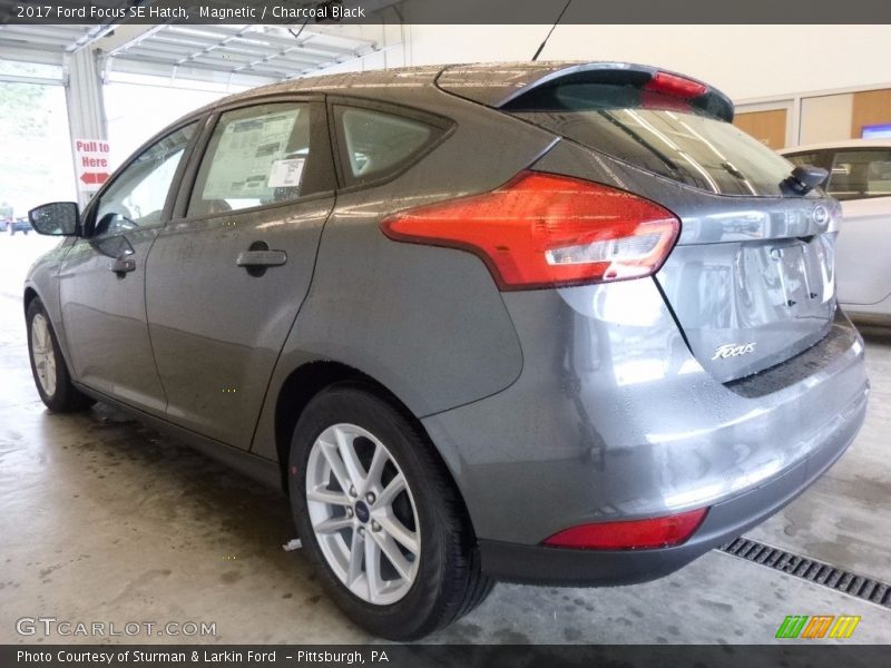 Magnetic / Charcoal Black 2017 Ford Focus SE Hatch