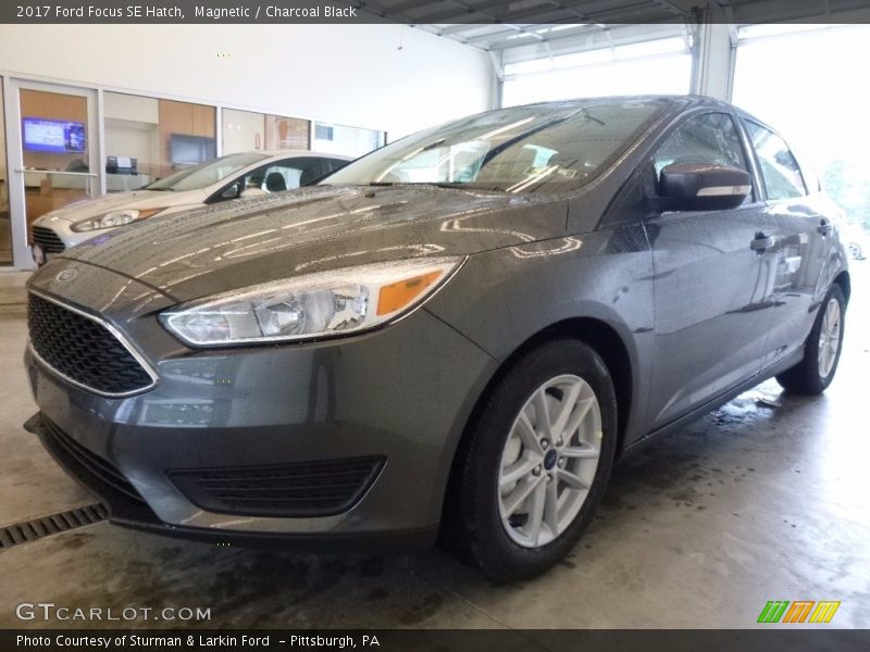 Magnetic / Charcoal Black 2017 Ford Focus SE Hatch