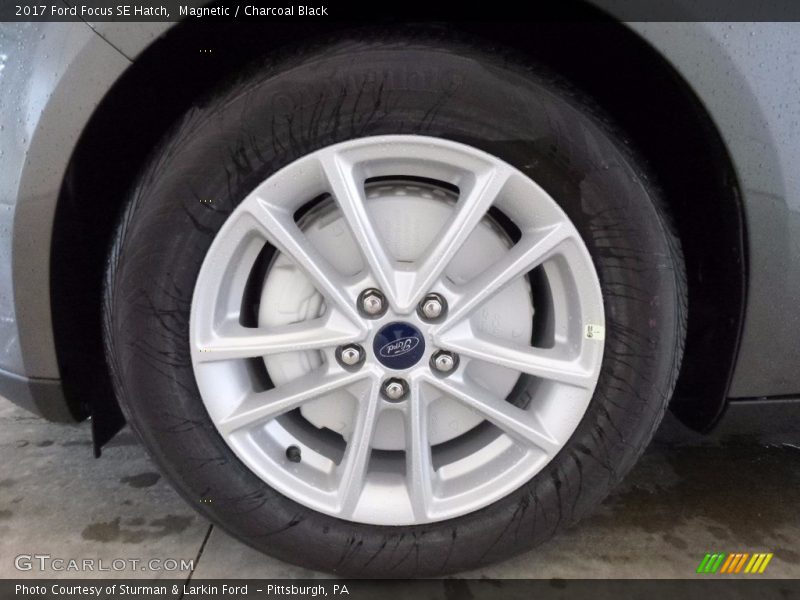 Magnetic / Charcoal Black 2017 Ford Focus SE Hatch