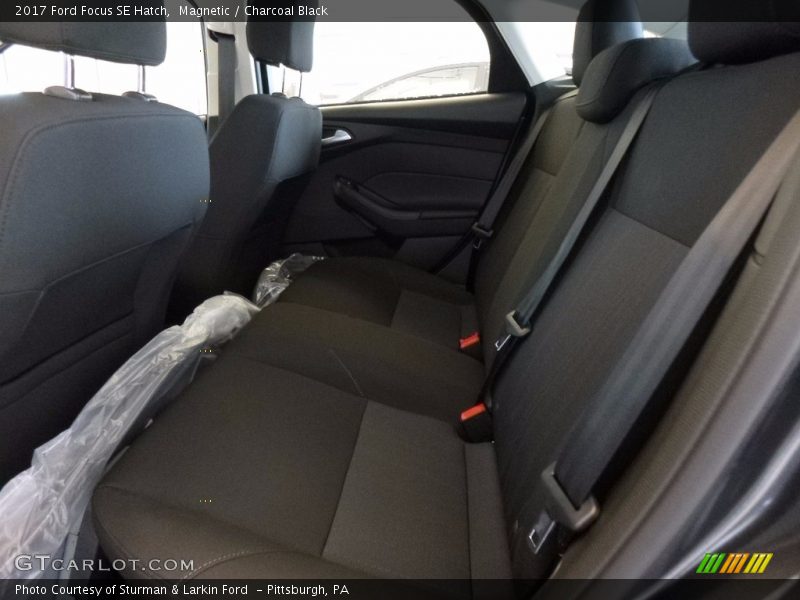 Magnetic / Charcoal Black 2017 Ford Focus SE Hatch
