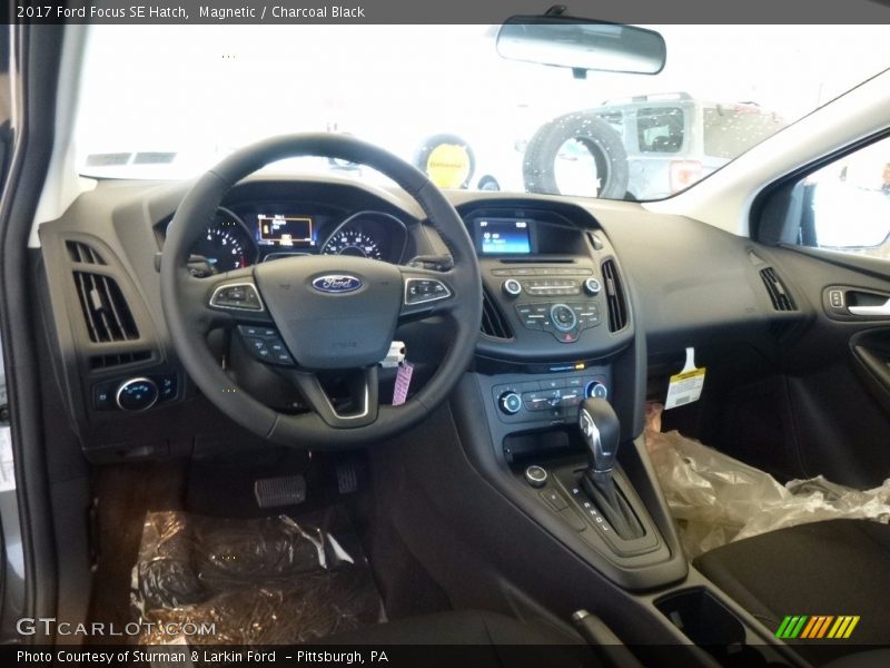 Magnetic / Charcoal Black 2017 Ford Focus SE Hatch