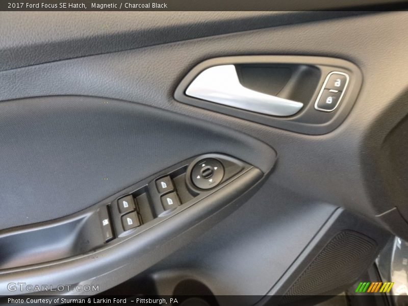 Magnetic / Charcoal Black 2017 Ford Focus SE Hatch