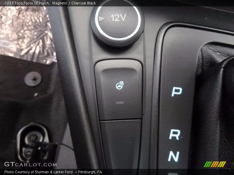 Magnetic / Charcoal Black 2017 Ford Focus SE Hatch