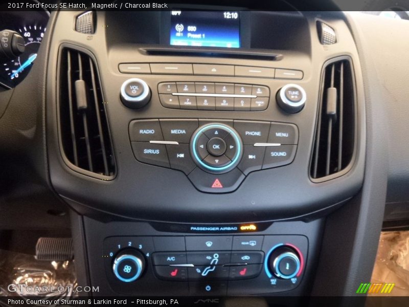 Magnetic / Charcoal Black 2017 Ford Focus SE Hatch