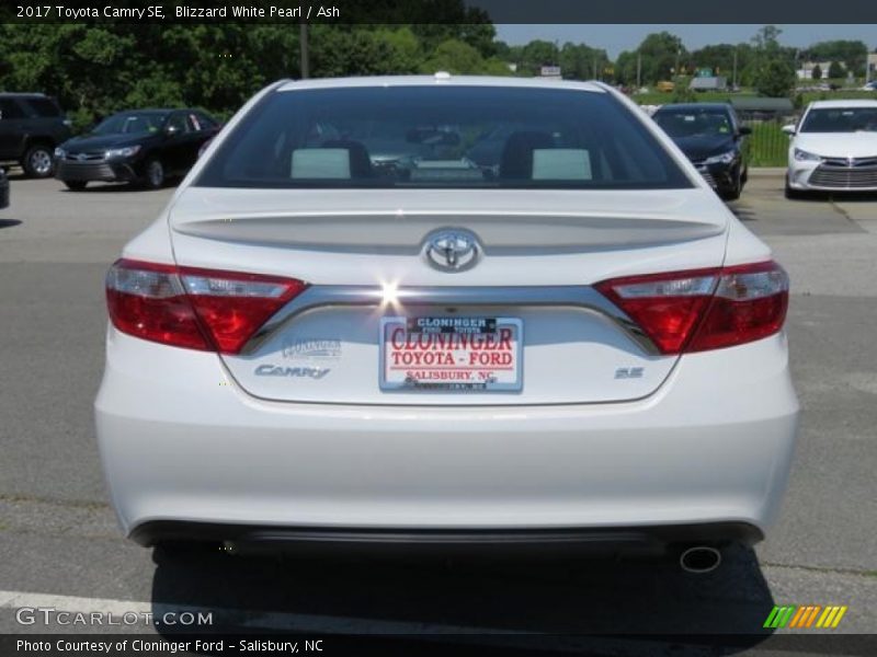 Blizzard White Pearl / Ash 2017 Toyota Camry SE