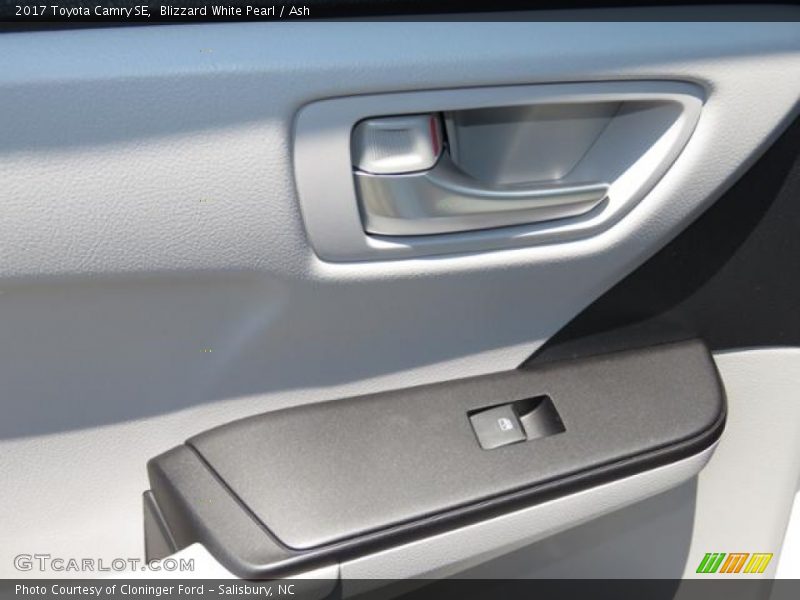 Blizzard White Pearl / Ash 2017 Toyota Camry SE