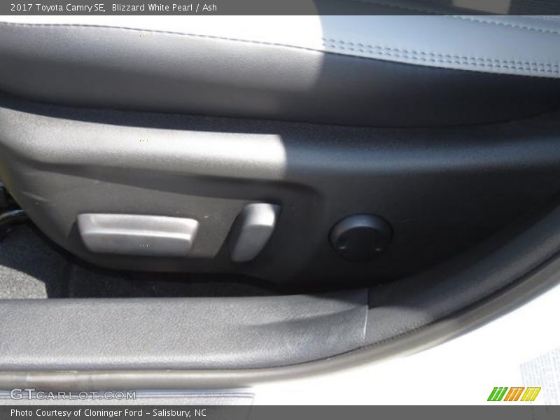Blizzard White Pearl / Ash 2017 Toyota Camry SE