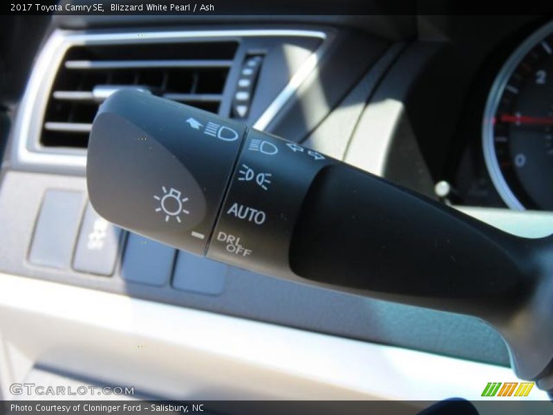 Blizzard White Pearl / Ash 2017 Toyota Camry SE