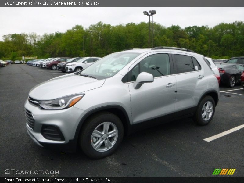 Front 3/4 View of 2017 Trax LT