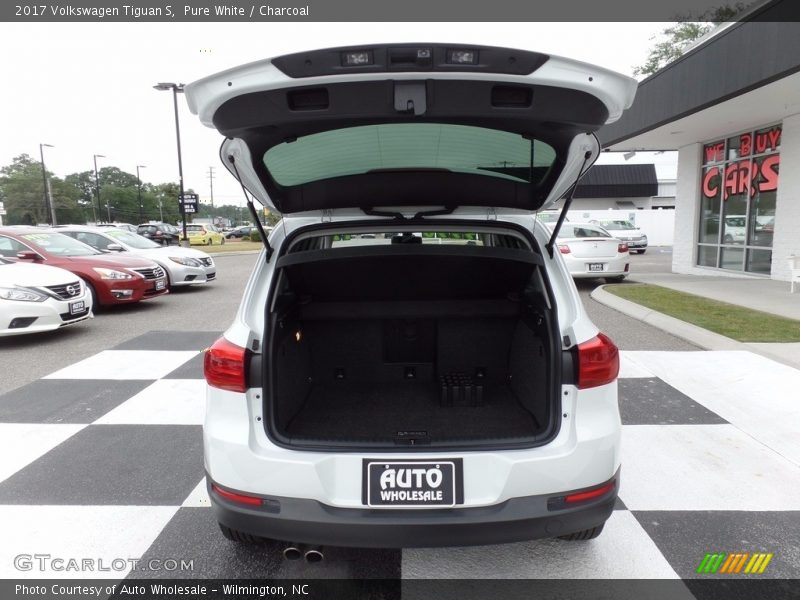 Pure White / Charcoal 2017 Volkswagen Tiguan S