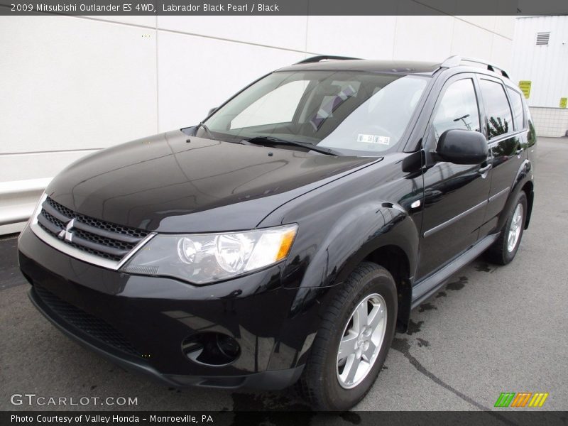 Front 3/4 View of 2009 Outlander ES 4WD