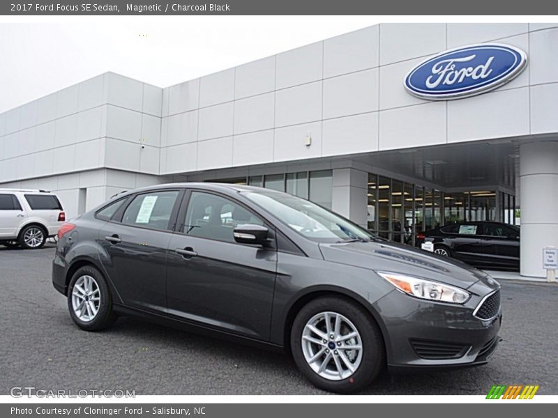 Magnetic / Charcoal Black 2017 Ford Focus SE Sedan