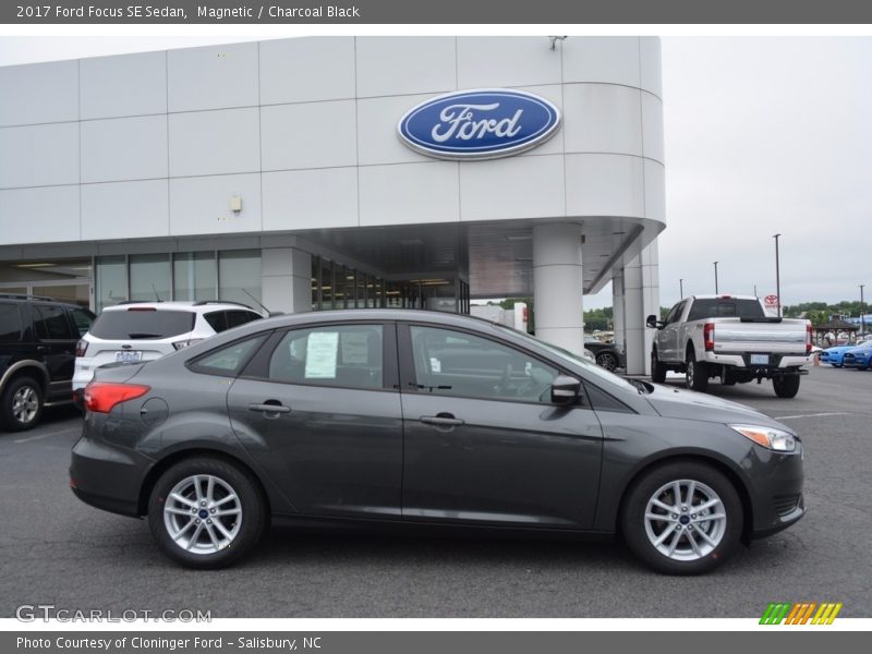 Magnetic / Charcoal Black 2017 Ford Focus SE Sedan