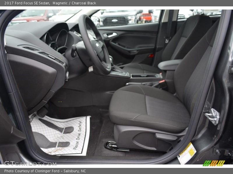 Magnetic / Charcoal Black 2017 Ford Focus SE Sedan