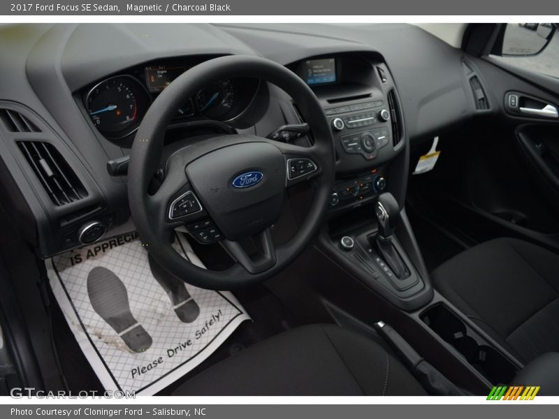 Magnetic / Charcoal Black 2017 Ford Focus SE Sedan