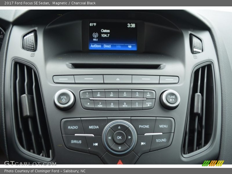 Magnetic / Charcoal Black 2017 Ford Focus SE Sedan