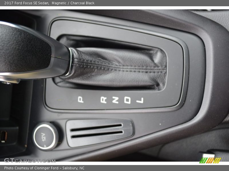 Magnetic / Charcoal Black 2017 Ford Focus SE Sedan