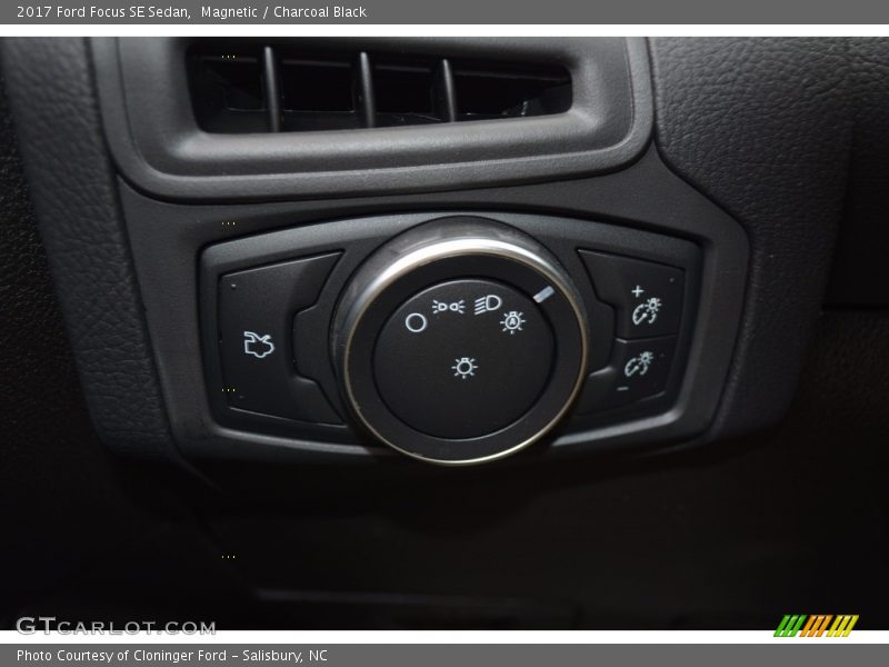 Magnetic / Charcoal Black 2017 Ford Focus SE Sedan