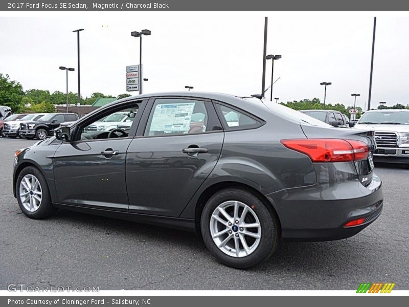 Magnetic / Charcoal Black 2017 Ford Focus SE Sedan