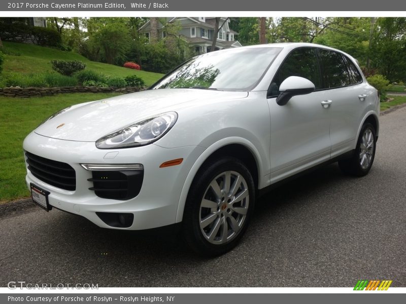 Front 3/4 View of 2017 Cayenne Platinum Edition