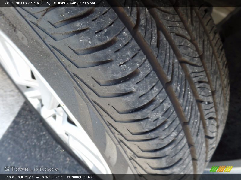Brilliant Silver / Charcoal 2016 Nissan Altima 2.5 S