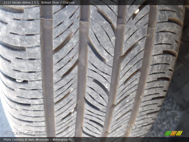 Brilliant Silver / Charcoal 2016 Nissan Altima 2.5 S