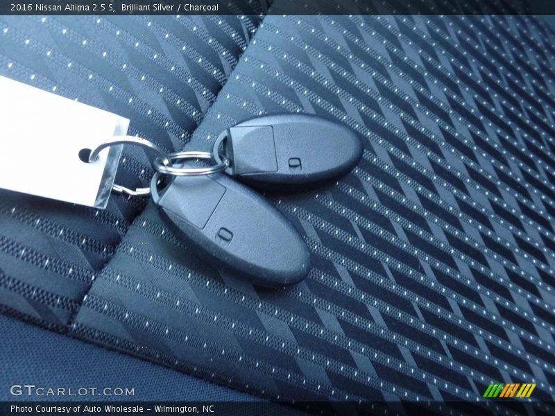 Brilliant Silver / Charcoal 2016 Nissan Altima 2.5 S