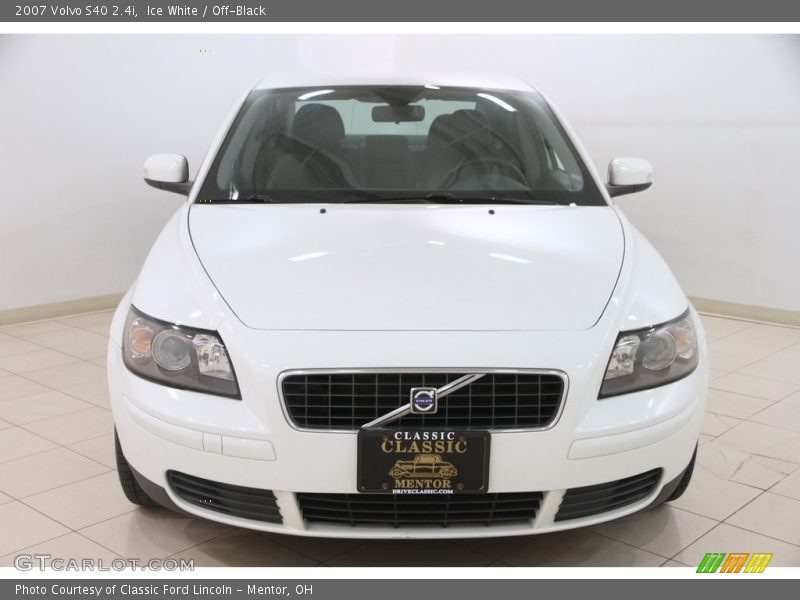 Ice White / Off-Black 2007 Volvo S40 2.4i