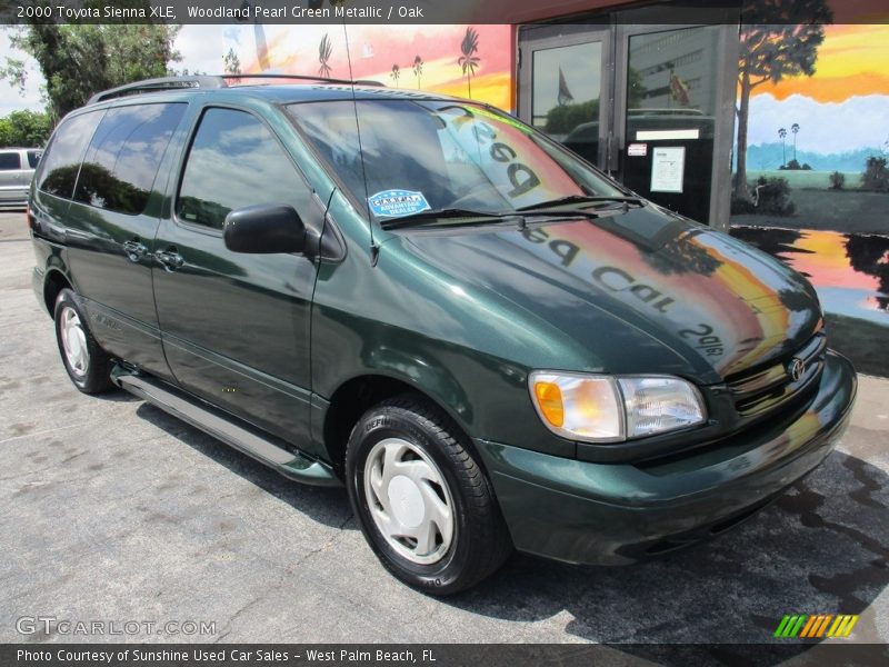 Front 3/4 View of 2000 Sienna XLE