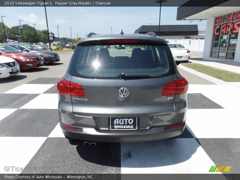 Pepper Gray Metallic / Charcoal 2016 Volkswagen Tiguan S