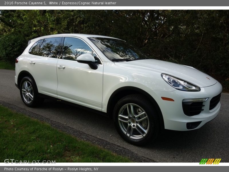 Front 3/4 View of 2016 Cayenne S