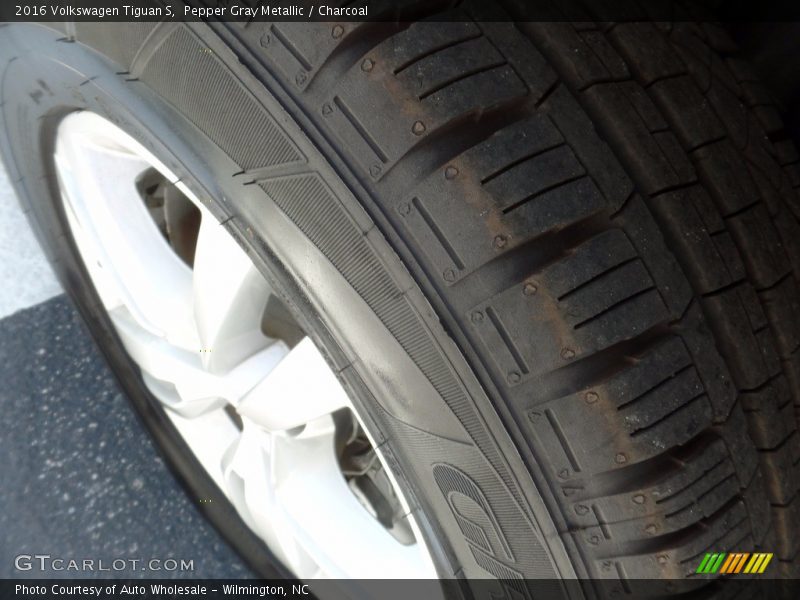 Pepper Gray Metallic / Charcoal 2016 Volkswagen Tiguan S